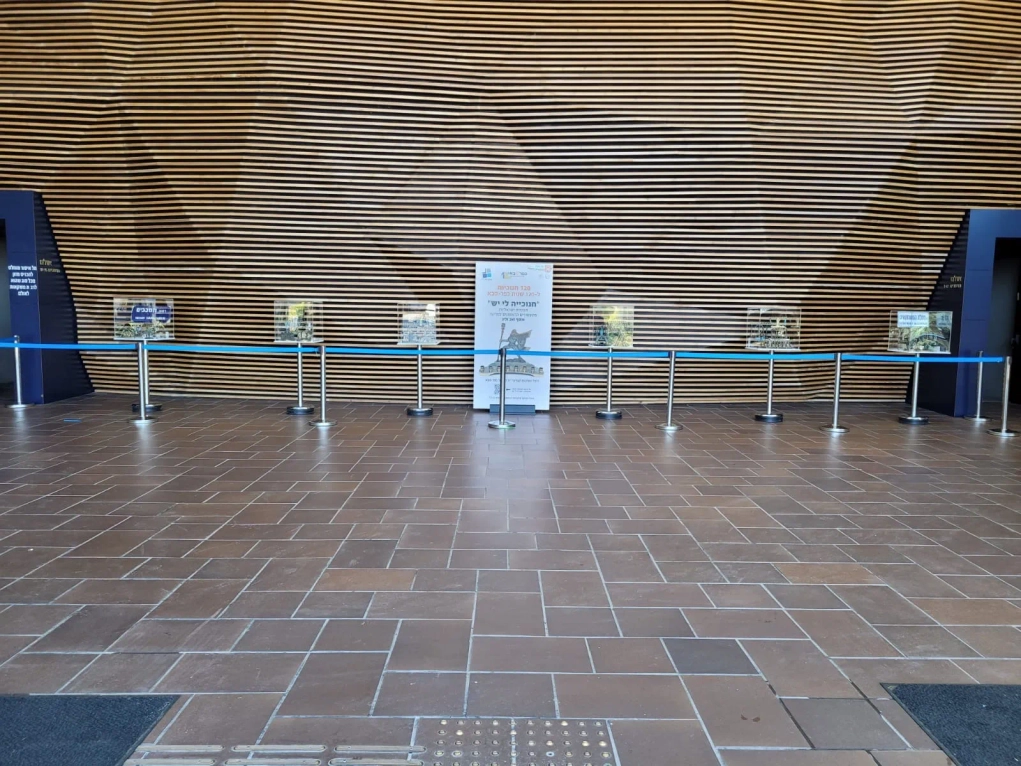 ויטרינות ריבוע על עמוד