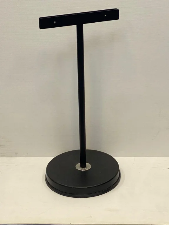 מחזיק קאפה או פוסטר או שלט על רגל שחורה