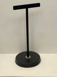 מחזיק קאפה או פוסטר או שלט על רגל שחורה