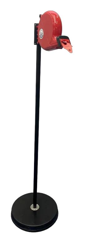 מתקן מספרי תור אדום על עמוד גבוה. עמדה צרפתית בגימור ניקל בגובה 120 ס״מ על עמוד צר