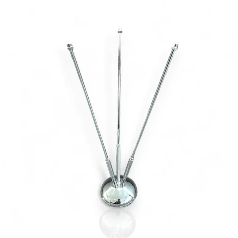 מעמד לשלושה דגלונים ממתכת בצורת משולש