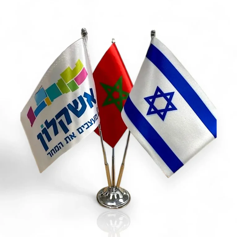 מעמד שולחני לשלושה דגלונים בצבע ניקל