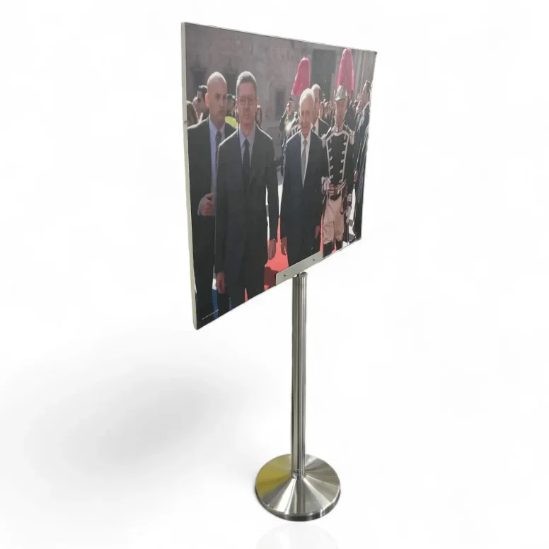 מחזיק קאפה, פוסטר או שלט על רגל נירוסטה