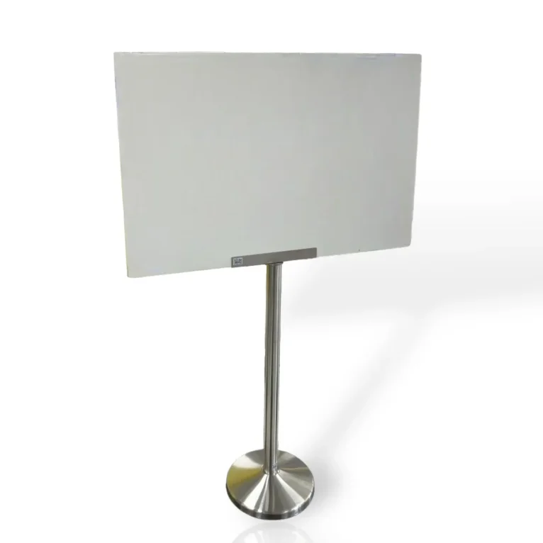 מחזיק קאפה או פוסטר או שלט על רגל נירוסטה