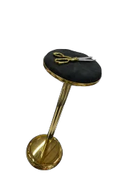 מעמד עם כרית לטקס גזירת סרט