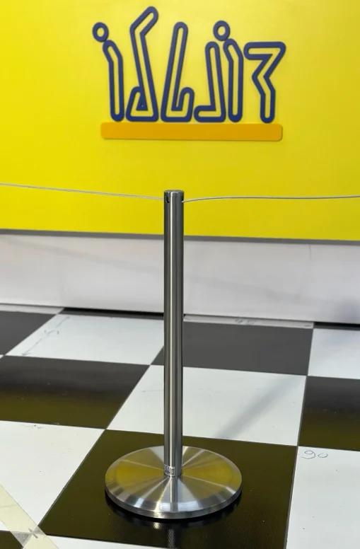 עמוד תיחום נמוך מנירוסטה למיצגי מוזיאון