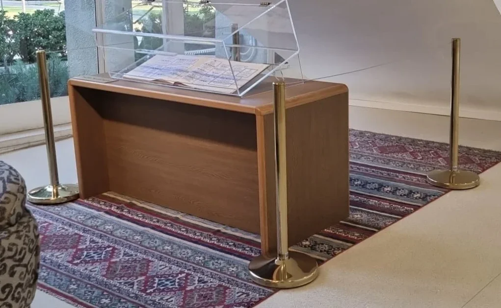 עמוד תיחום נמוך זהב למיצג מוזיאון