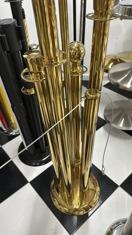 עמוד תיחום נמוך זהב למיצג מוזיאון