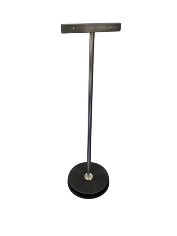 סטנד לפוסטר או לשלט על רגל שחורה גבוהה עם מזלג