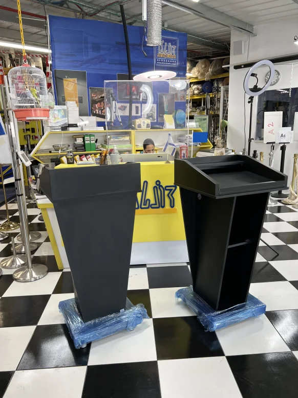 דוכן נואם שחור בשתי הצצדים