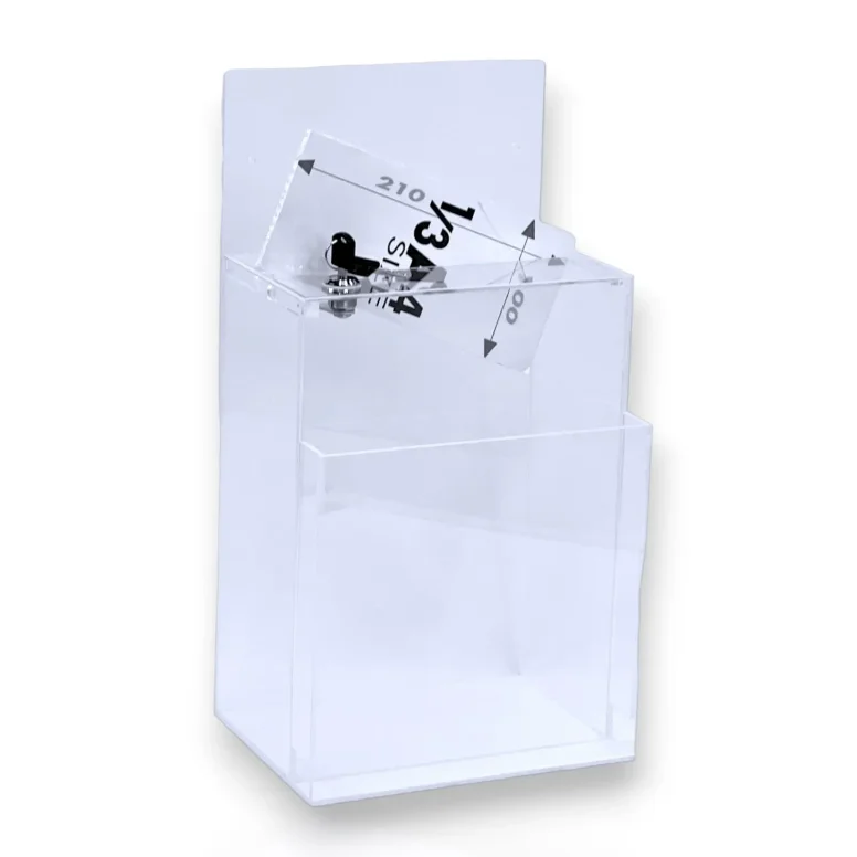 תיבת משוב/הגרלה מלבנית, עומדת על שולחן עם כותרת עליונה, מנעול ותא עלונים בחזית. עשויה פרספקס שקוף.