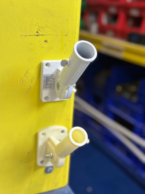 מתקן דגל לקיר מברזל