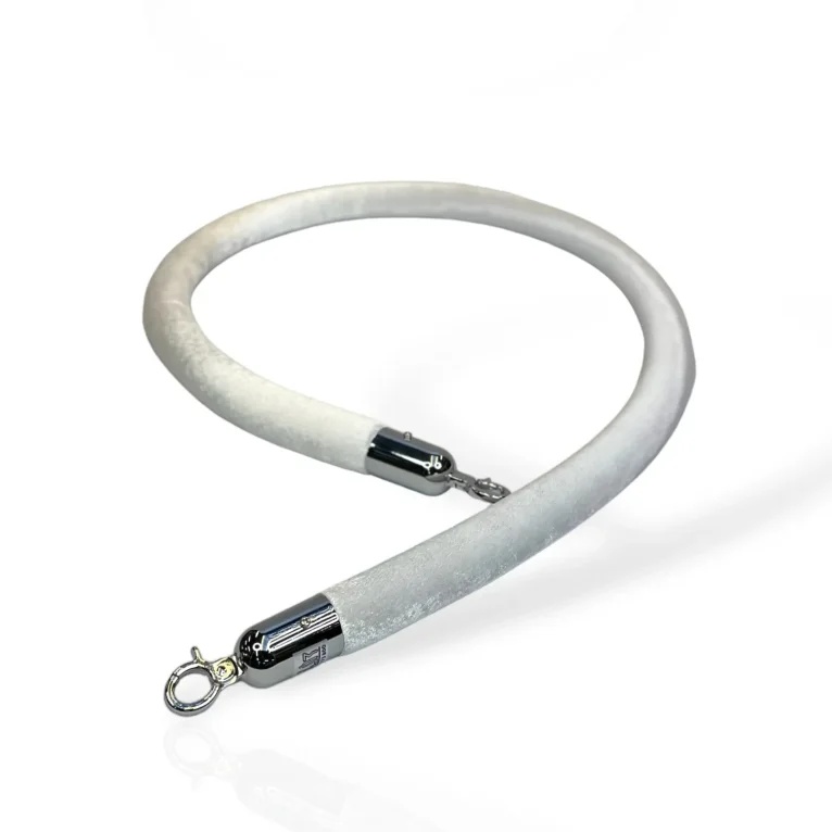 חבלול קטיפה לבנה מיוחדת בעל קרסים כסופים למראה מודרני לסגירה נוחה וקלה