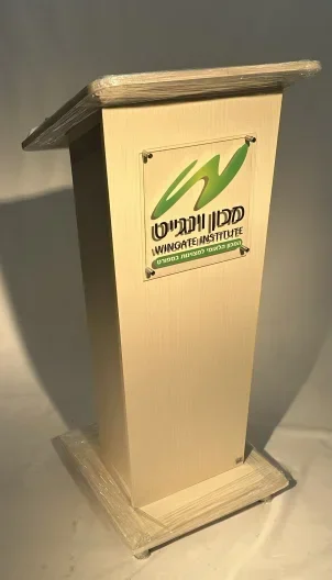 פודיום - דוכן נואמים להשכרה טרפזי בצבע ליבנה טבעי בהיר