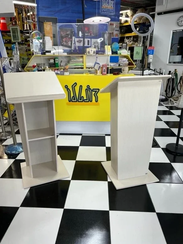 דוכן נואמים שתי הצדדים שלו