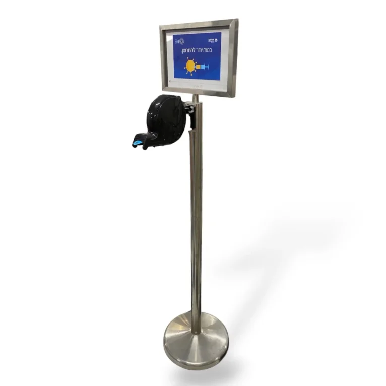 מתקן מספרי תור שחור על עמוד עם שלט A4. עמדה רצפתית מנירוסטה בגובה 120 ס״מ עם שילוט אנכי וגליל מספרי