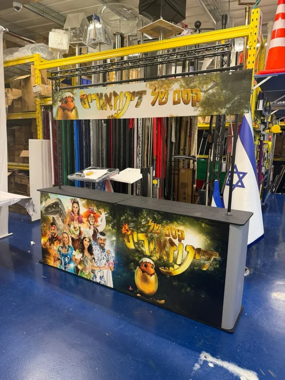 דלפק כפול מחובר עם שילוט לאורך שתי הדלפקים