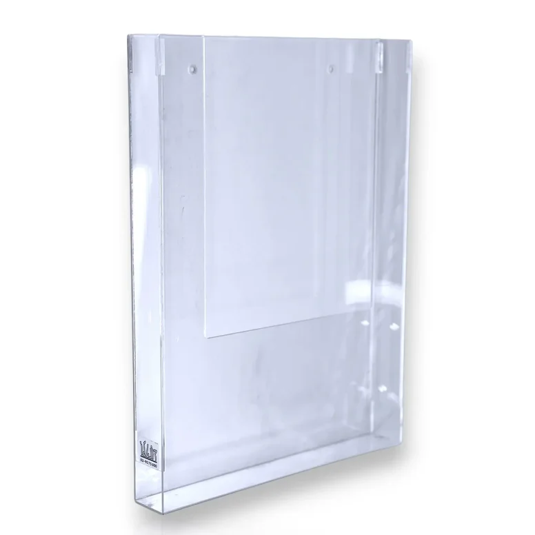 תא עלונים בודד עשוי פרספקס שקוף, בגודל A3 לתלייה על הקיר.