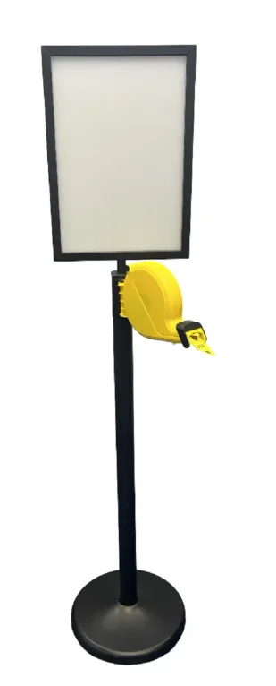 מתקן מספרי תור צהוב מאסיבי על עמוד שחור עם שלט A3