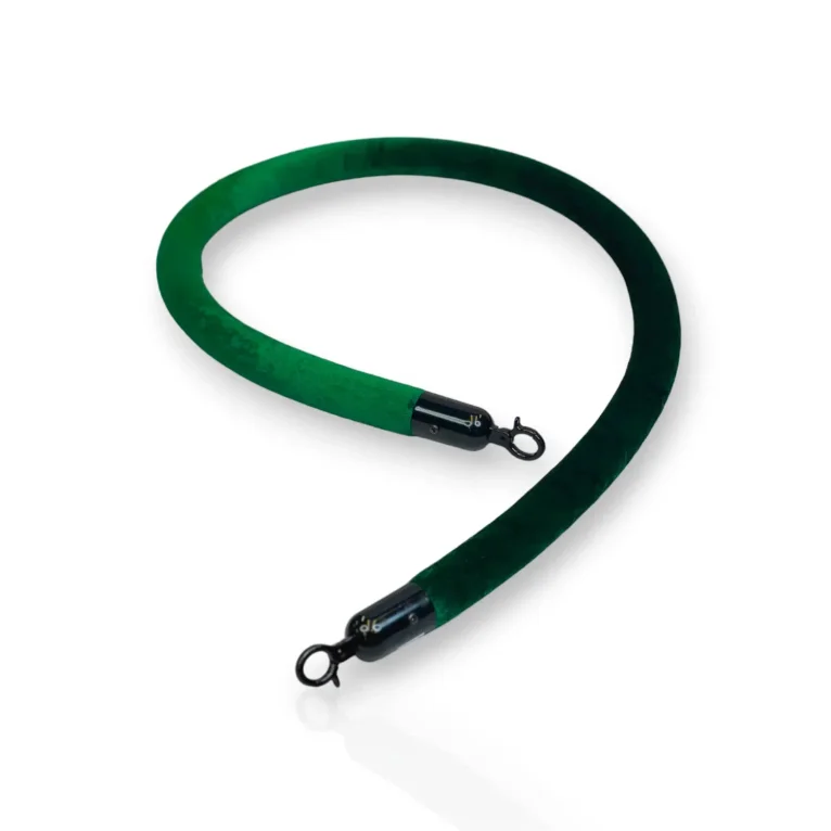 חבל תור ירוק מקטיפה לעמוד חבלול מקטיפה חלקה באורך 1.5 מ' עם קרסים שחורים בגימור מט