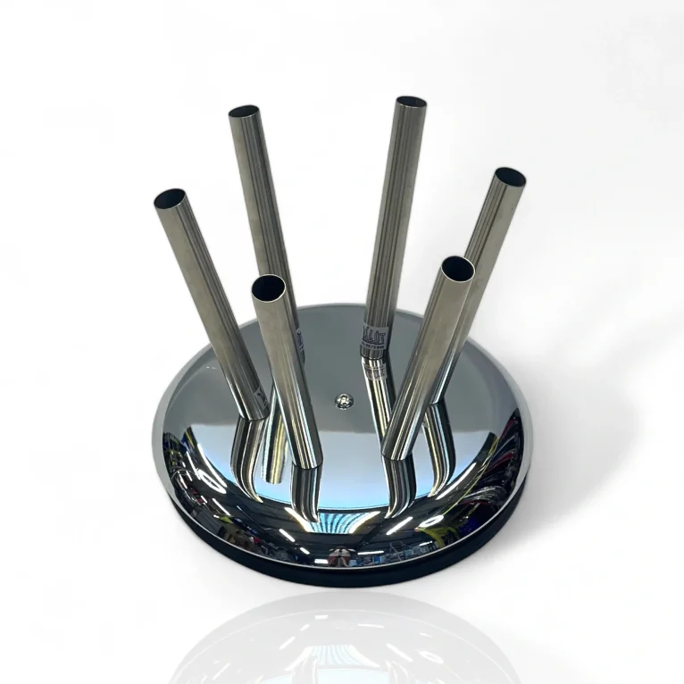 מעמד שושנת דגלים בעלת 6 קנים במשושה מניקל. בסיס עמיד וקל לניוד.