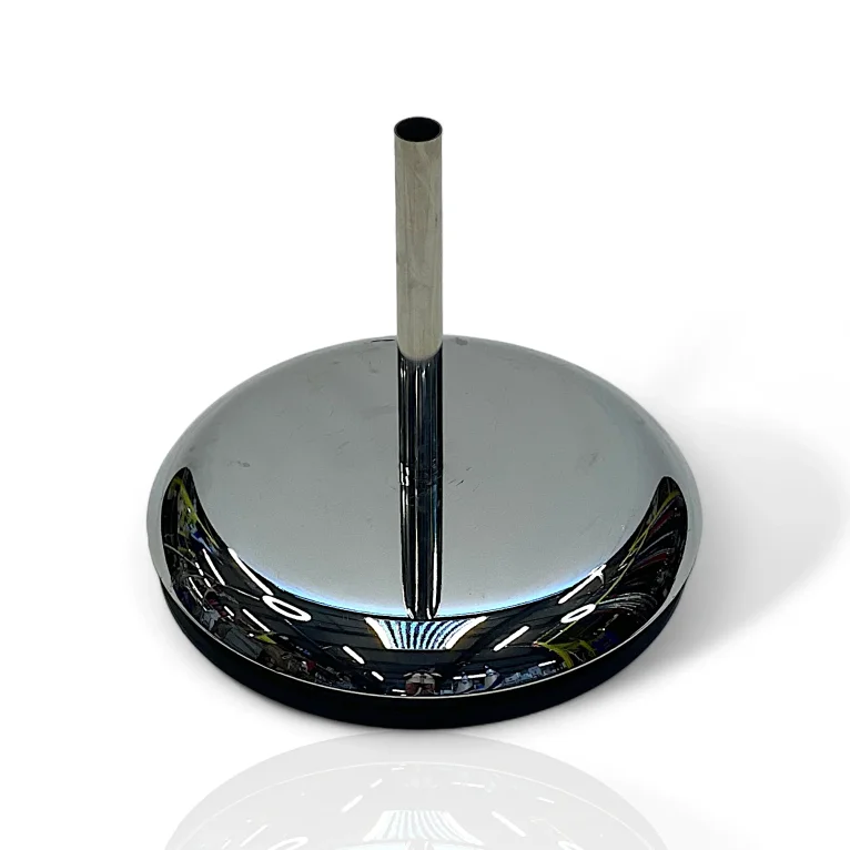 מעמד לדגל בודד מניקל. בעל בסיס מאסיבי עם קו אחד ומשקולת.