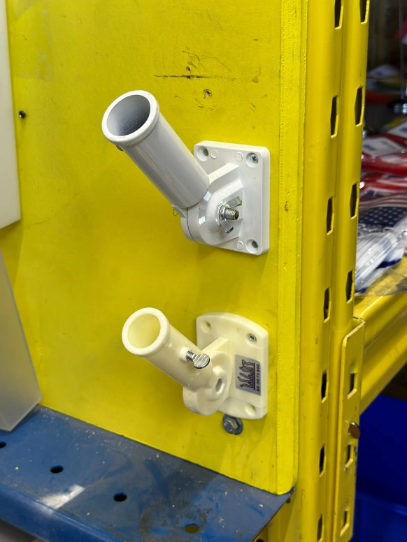 מתקן דגל לקיר מפלסטיק