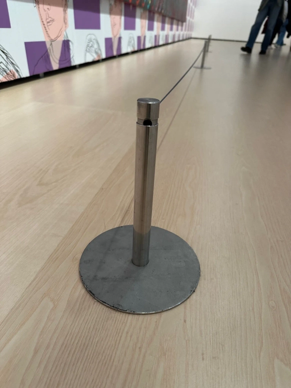 עמוד נמוך לתיחום מיצג