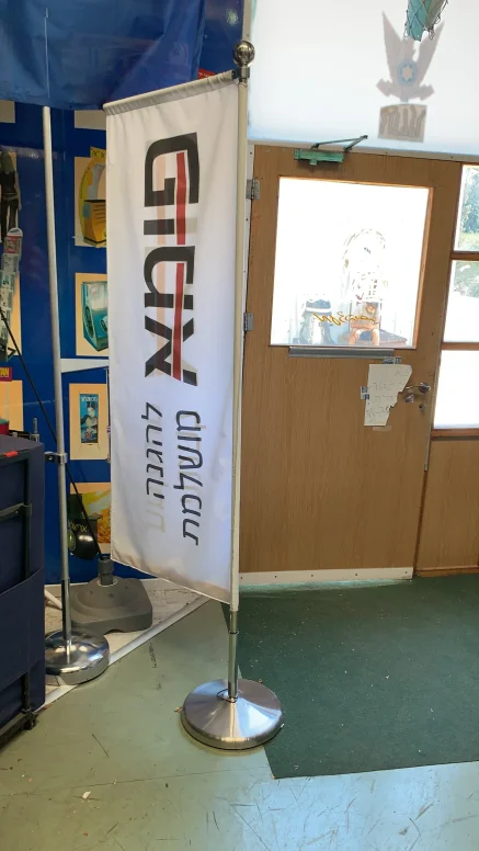 מעמד דגל F שחור עם דגל