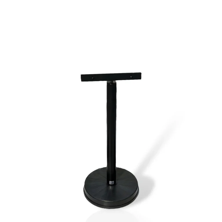 מחזיק קאפה או פוסטר או שלט על רגל שחורה