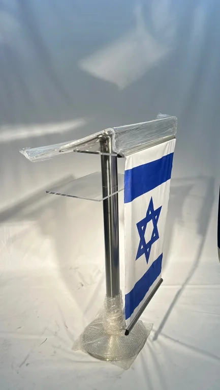 דוכן נואם על רגל אחת ודגל ישראל