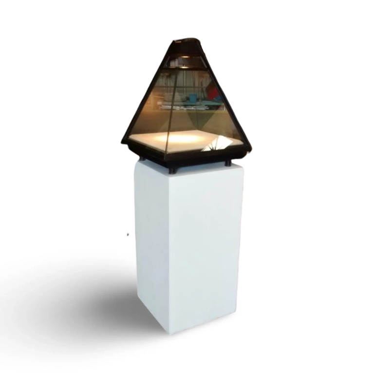 ויטרינת פירמידה מוגבהת