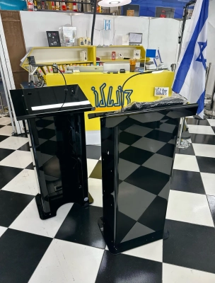 פודיום - דוכן נואמים מפרספקס שחור עם מיקרופון