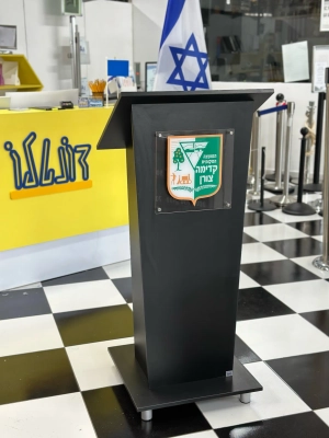 פודיום - דוכן נואמים טרפזי טרפזי בצבע שחור לעיריית קדימה צורן