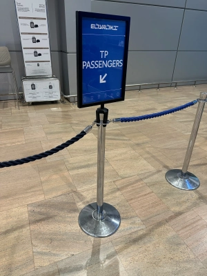 עמוד תור עם שילוט מסגרת שחורה