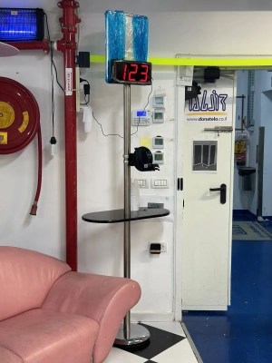 עמדת ניהול תורים עם צג נומירטור