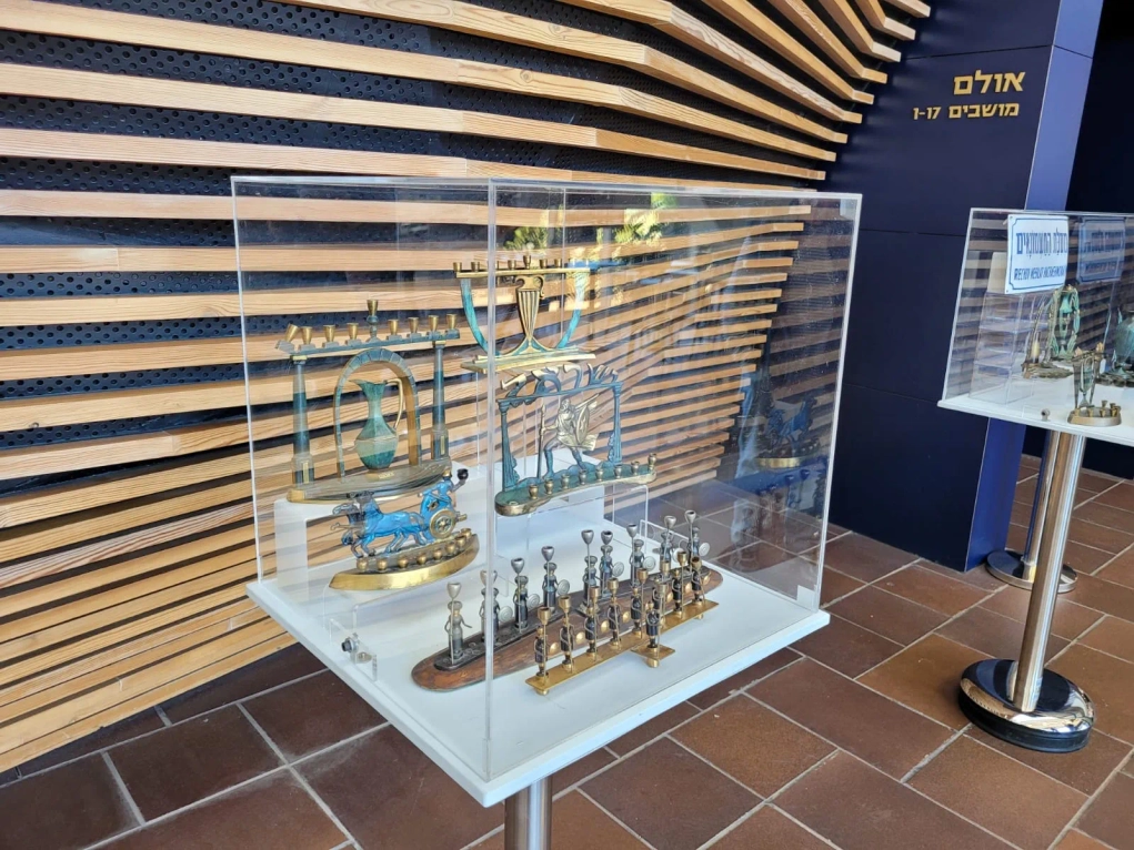 ויטרינת ריבוע על עמוד