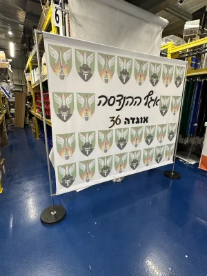 קיר גב לבמה עם לוגו על כולו