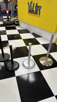 עמודי תור נמוכים לתצוגות מוזיאונים בצבעים שונים