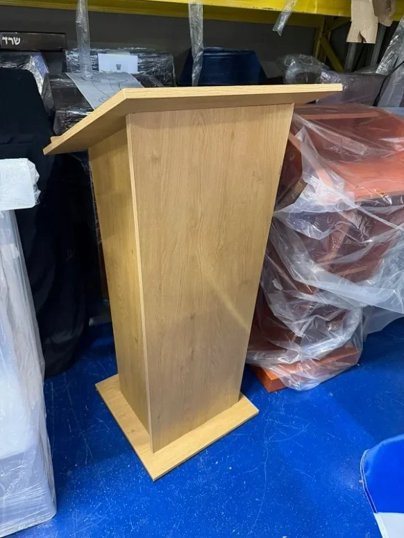 פודיום - דוכן נואמים טרפזי בצבע אלון מבוקע בהיר