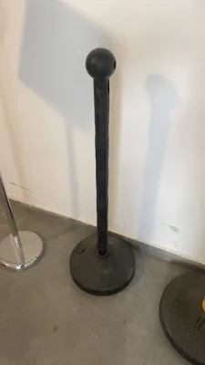 עמוד תור שחור מפלסטיק