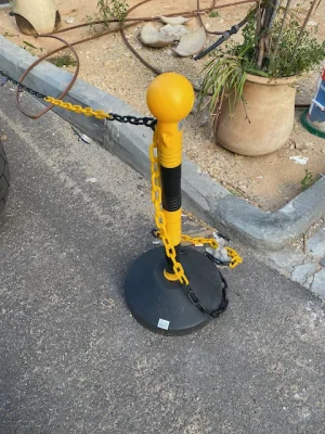עמוד תור מפלסטיק שחור צהוב