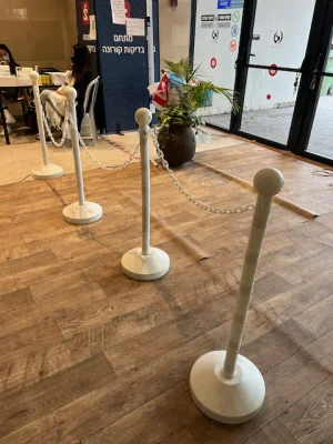 עמודי תור פלסטיק עם שרשראות