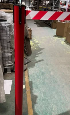 עמוד תור מפלסטיק אדום עם סרט נגלל בצבע אדום לבן