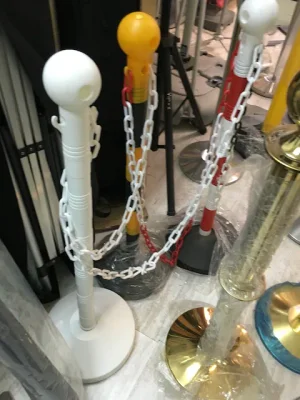 עמודי תור פלסטיק עם שרשראות