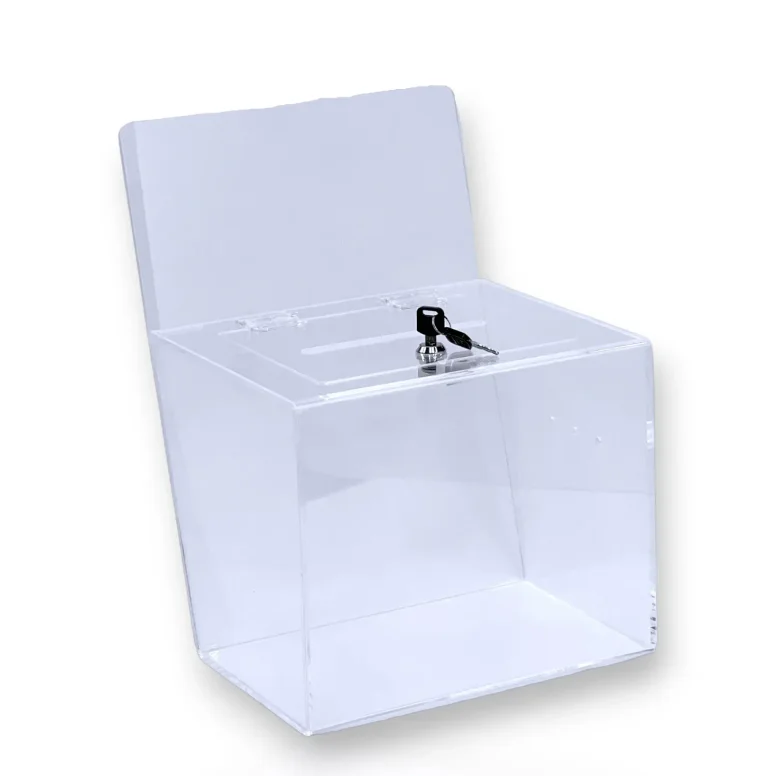 תיבת משוב/הגרלה טרפזית, עם כותרת עליונה ומנעול. עשויה פרספקס שקוף. מתאימה להנחה על שולחן.