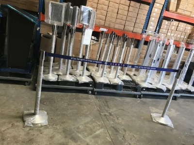 עמודי תור בצבע כרום עם סרט נגלל כחול בהדפסה ומיתוג בהתאמה אישית