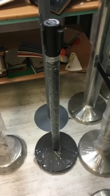 עמוד תור שחור עם סרט קפיצי בצבע שחור