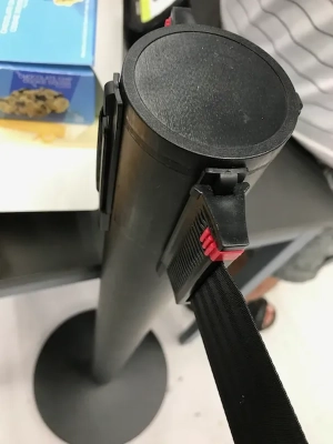 עמוד תור בצבע שחור קומפלט עם חבל נגלל בצבע שחור