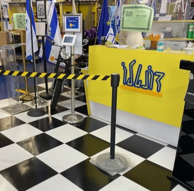 עמוד תור שחור עם סרט נגלל בצבע שחור וצהוב